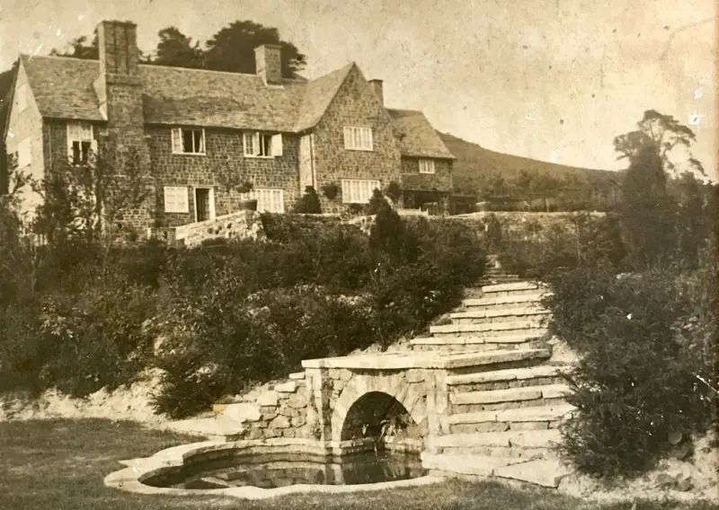 Steps-leading-down-to-pond